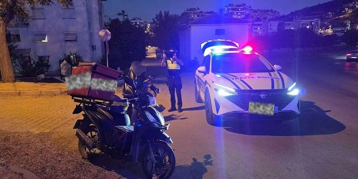 Muğla'da Kontrolden Çıkan Motosiklet Kaza Yaptı, Yemek Taşıyan Kurye Yaralandı 3